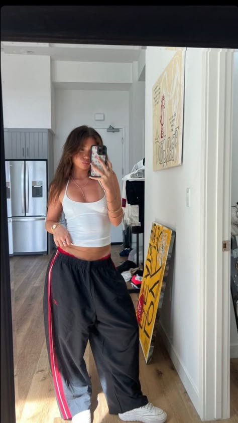 Sweatpants Outfit Ideas, Sophia Birlem, Main Character Energy, Fest Outfits, Mode Zara, Skandinavian Fashion, Airport Outfits, Diy Vetement, Looks Party