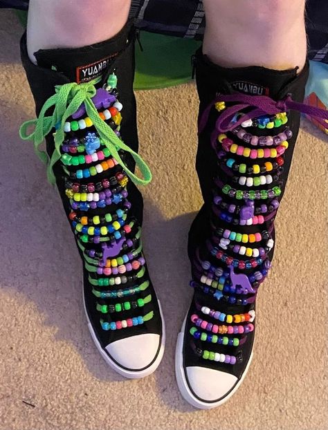 Scene Kid Shoes, Kandi Shoe Laces, Knee High Converse Scene, Scenecore Accessories, Kandi Shoes, Scene Converse, Scenecore Fashion, Scenecore Clothes, Emo Kandi