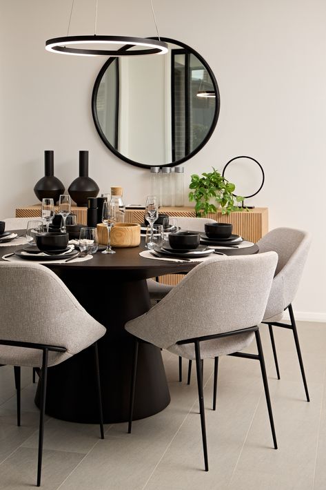 Dinner Room Ideas, Minimal Dining Table, Modern Minimalist Dining Table, Minimal Dining, Future Decor, Black Round Dining Table, Minimalist Dining Table, Apartment Dining, Minimalist Dining Room