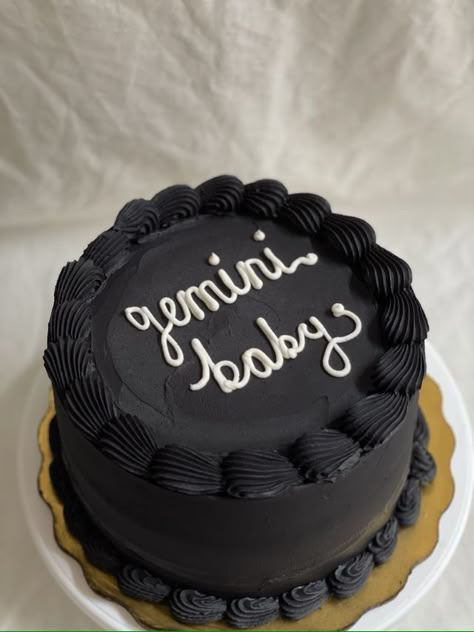 Gemini Cake Aesthetic, Birthday Cake Lettering, Birthday Cake Gemini, Gemini Baby Cake, Gemini Cake Ideas, Black Cake Aesthetic, Gemini Birthday Cake, Gemini Cake, 27th Birthday Cake