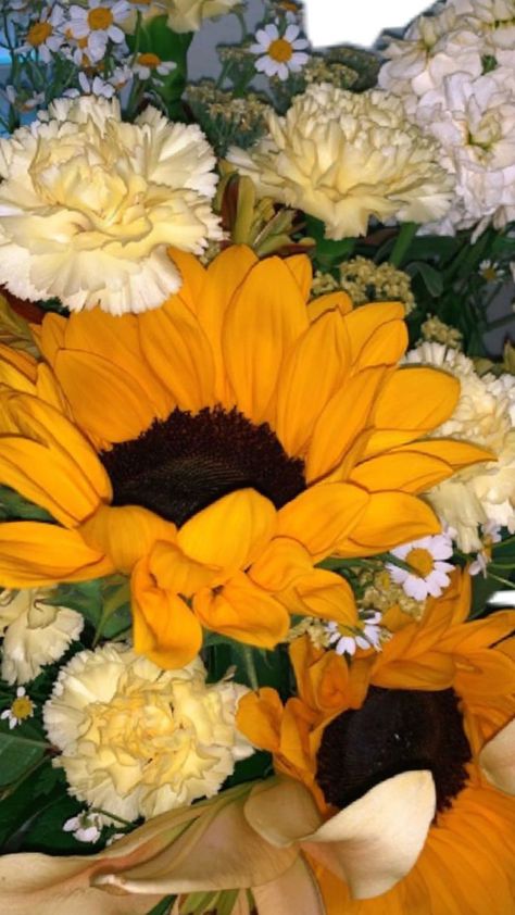 Sunflower In Bouquet, Yellow Aesthetic Flowers, Yellow Flowers Aesthetic, Yellow Flower Bouquet, Yellow Flowers Bouquet, Yellow Bouquets, Sunflower Bouquet, Snap Streak Ideas Easy, Sun Flowers