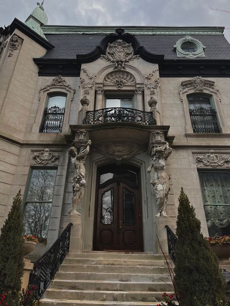 Old Academia House, Dark Academia Mansion Aesthetic, Mansions Dark Academia, Dark Academia Castle Bedroom, Dark Academia Mansion Bedroom, Modern Dark Academia House Exterior, Old Timey Mansion, Dark Academia Mansion Exterior, Dark Academia Home Exterior