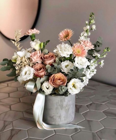 Ikebana Flower Arrangement, Flower Box Gift, Flower Bouquet Diy, Creative Flower Arrangements, Flower Vase Arrangements, Faux Flower Arrangements, Floral Arrangements Diy, Modern Flower Arrangements, Bouquet Gift