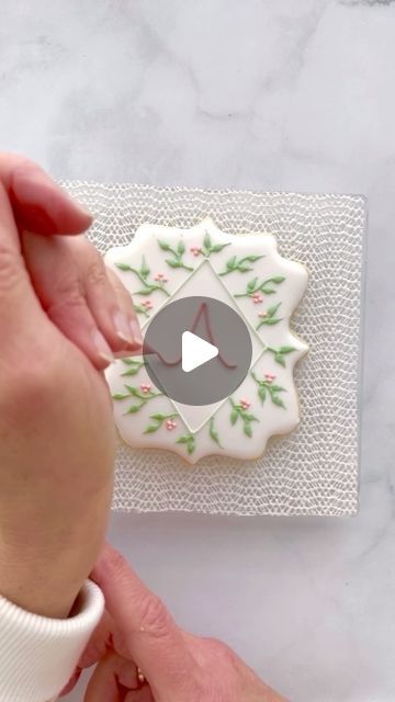 Decorated Sugar Cookies Ideas, Flower Cookies Decorated, Cookie Decorating Videos, Royal Icing Piping, Pretty Monograms, Monogram Cookies, Royal Icing Flowers, Icing Piping, Sugar Cookie Royal Icing