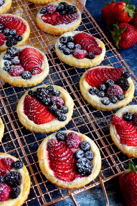 Puff Pastry Cream Cheese Fruit Tarts, Fruit Danish, Puff Pastry Cream, Pastry Fruit, Pastry Recipes Dessert, Monday Breakfast, Puff Pastry Recipes Dessert, Puff Pastry Cream Puffs, Pastries Recipes Dessert