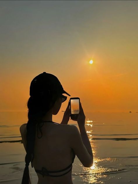 Camera Poses, 2025 Summer, Ig Poses, Beach Photo Inspiration, Beach Instagram Pictures, Flipagram Instagram, Belitung, Summer Picture Poses, Beach Picture