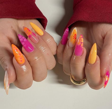 Opposite Hand Nails, End Summer Nails, Simple Nails Almond Shape, Fun Nail Inspo Almond, Sunny Nails, Bright Aura Nails, Pink And Orange Nail Designs, Red Orange Aura Nails, Yellow And Pink Aura Nails