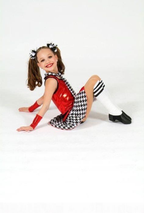 Dance Moms Photo Shoot, Maddie Ziegler Photoshoot, Maddie Ziegler Dancing, Mom Photo Shoots, Maddie Ziegler Dance Moms, Dance Moms Photos, Old Dance, Dance Moms Costumes, Dance Moms Maddie