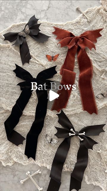 Cute Bat Decorations, Diy Crafts Accessories, Diy Velvet Bow, Diy Goth Crafts, Goth Diy Ideas, Cloth Decoration Ideas, Halloween Costumes Sewing, Diy Christmas Accessories, Vampire Diy