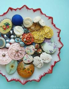 button crafts Ideas, Craft Ideas on button crafts Buttons And Bows, Cadeau Diy, Cute As A Button, Types Of Buttons, Antique Buttons, Button Art, Button Crafts, Vintage Button, Sewing Notions