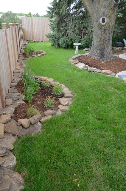 'Colorado Moss Rock' for edging and bed definition in the landscape Small Water Gardens, Designing A Garden, Front Garden Landscape, Front Yard Garden Design, Garden Solutions, Rock Garden Landscaping, Fence Landscaping, Garden From Scratch, Garden Deco