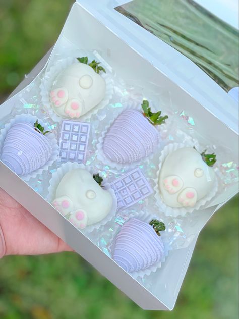 Easter Dipped Treats, Easter Theme Chocolate Covered Strawberries, Decorated Chocolate Covered Strawberries, Bunny Chocolate Covered Strawberries, Easter Dessert Boxes, Easter Treat Box Ideas, Easter Strawberries Chocolate Covered, Chocolate Covered Strawberries Cookies, Easter Berries