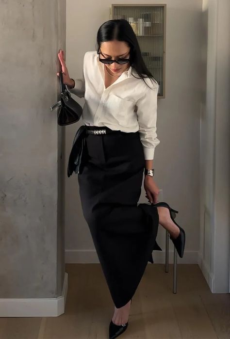 Black Maxi Skirt Outfits, Corporate Outfits For Women, Office Skirt Outfit, Black Maxi Skirt Outfit, Business Casual Skirt, Outfits For College, Classy Skirts, Aesthetic Business, Elegant Casual Dress