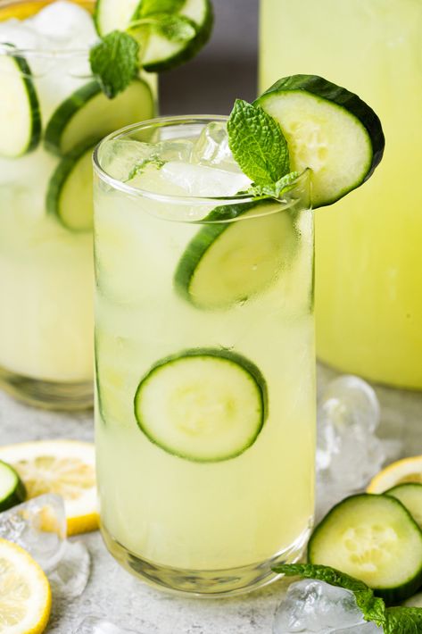 Cucumber Lemonade - Easy Peasy Meals Lemonade Water, Cucumber Lemonade, Mint Slice, Cocktail Fruit, Mint Lemonade, Wedding Couture, Cucumber Juice, Homemade Lemonade, Lemonade Recipes