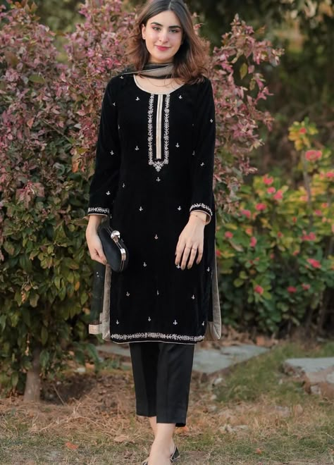 Sidra Mumtaz Embroidered Velvet Stitched 2 Piece Suit SM20PB 02 Black Rose Velvet Kurtis Design, Velvet Pakistani Dress, Velvet Suit Design, Luxury Pret, Designer Party Dresses, Velvet Dress Designs, Pakistani Fashion Party Wear, Salwar Kamiz, Pakistani Fancy Dresses