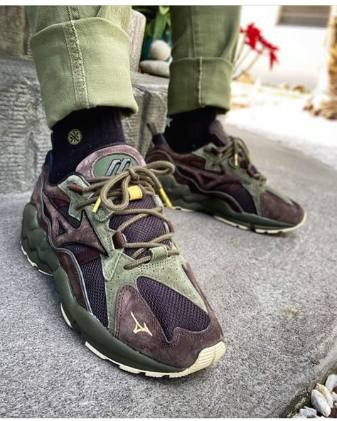 Street Wear Shoes, Alt Shoes, Balenciaga Sandals, Mizuno Wave Rider, Mizuno Shoes, Guys Clothing Styles, Hype Shoes, Shoe Inspo, Nike Air Max Plus