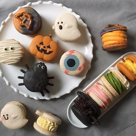 Halloween Macaroons, Halloween Macarons, Easy Pumpkin Recipes Desserts, Easy Pumpkin Dessert, Macaron Cookies, Halloween Food Treats, Macaroon Recipes, Halloween Baking, Macaron Recipe