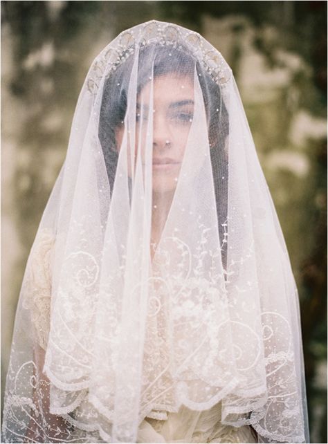 Wearing the right veil is one of the keys to a perfect wedding outfit.  This veil with scallop edge and unbeatable details just took our breath away. Ghost Eevee, Dramatic Veil, Witchy Wedding, Ghost Bride, White Veil, Beautiful Veil, Veil Lace, Boda Mexicana, Applique Wedding