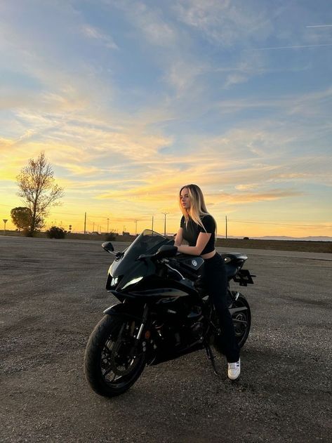 Motorbikes Women, Women Bikers, Biker Girl Outfits, Means Of Transport, Female Motorcycle Riders, Motocross Love, Image Moto, Biker Photoshoot, Bike Aesthetic