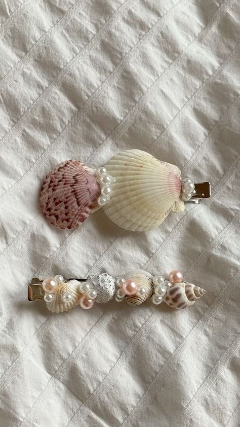 Diy With Seashells Ideas, Diy Shell Hair Accessories, Hairclip Diy Ideas, Art With Sea Shells Diy Ideas, Shell Hair Clips Diy, Shell Accessories Diy, Diy With Shells Ideas, Shell Jewellery Diy, Sea Shell Accessories