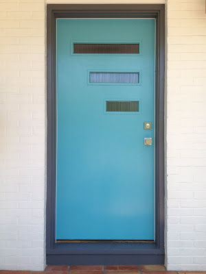 Love the door! Modern Door Trim, Mid Century Front Door, House Exterior Colors Blue, Mid Century Doors, Mid Century Modern Front Door, Mid Century Modern Door, Garage Door Colors, Exterior Door Hardware, Front Door Hardware