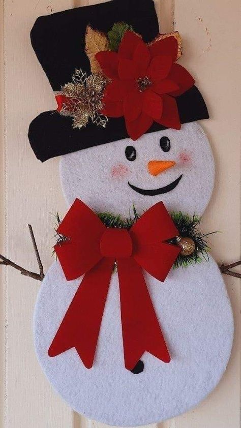 Cardboard Snowman Diy, Wooden Snowmen Crafts, Hiasan Natal Diy, Snowman Decorations Diy, Christmas Crafts Diy Projects Unique, Crismas Ideas Decoration, Diy Snow Man, Creative Snowman Ideas, Easy Felt Christmas Ornaments