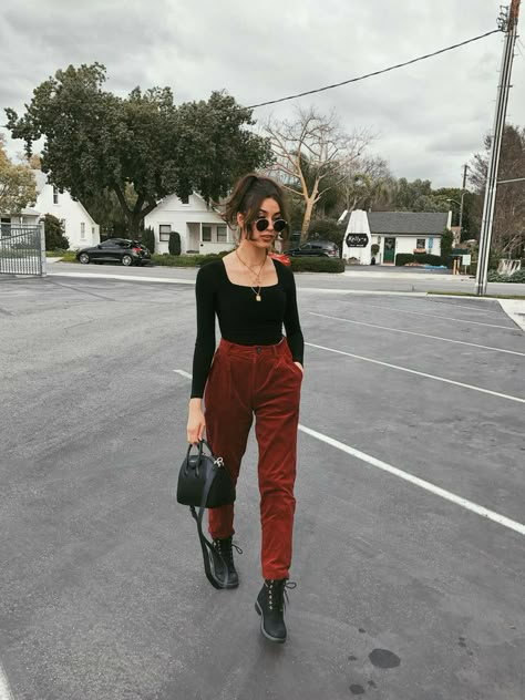 London Street Fashion, Trendy Bodysuits, Trendy Fall Fashion, Look Grunge, Paris Mode, Bodysuit Black, Bodysuit Fashion, Madison Square, Red Pants