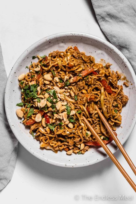 Ground Chicken Ramen, Chicken Peanut Noodles, Thai Chicken Peanut, Peanut Chicken Noodles, Peanut Chicken Recipe, Thai Peanut Noodles, Homemade Peanut Sauce, Salmon Curry, Thai Peanut Chicken