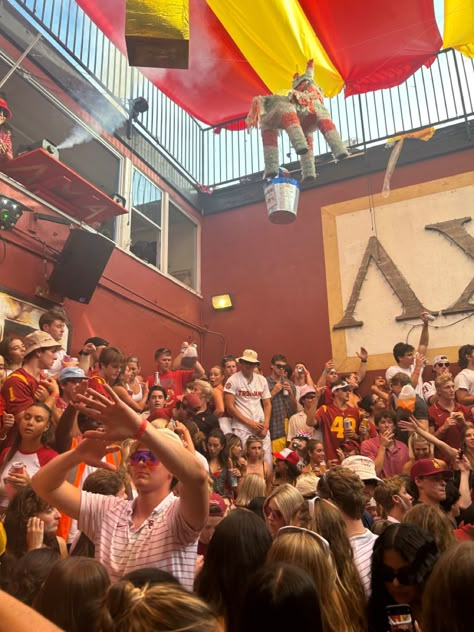 Iowa State University Aesthetic, College Life Style, Usc Party, Usc Aesthetic, Fsu Gameday, Usc University, Usc College, College Vibes, College Vision Board