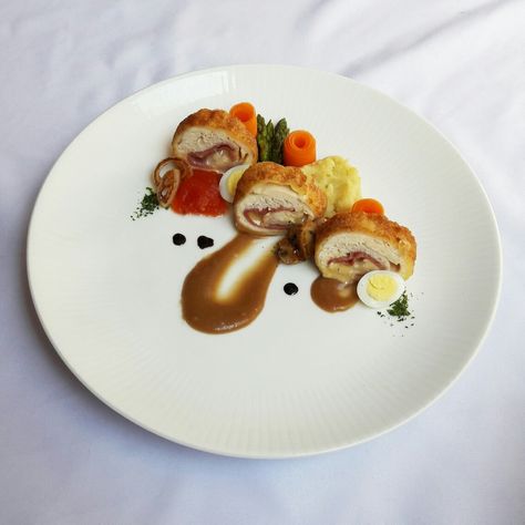 Chicken Cordon Bleu Chicken Cordon Bleu Plating, Chicken Plating Ideas, Chicken Gordon Blue, Cordon Bleu Chicken, Culinary Plating, Fine Dining Plating, Chicken A La King, Food Presentation Plates, Chicken Boxes