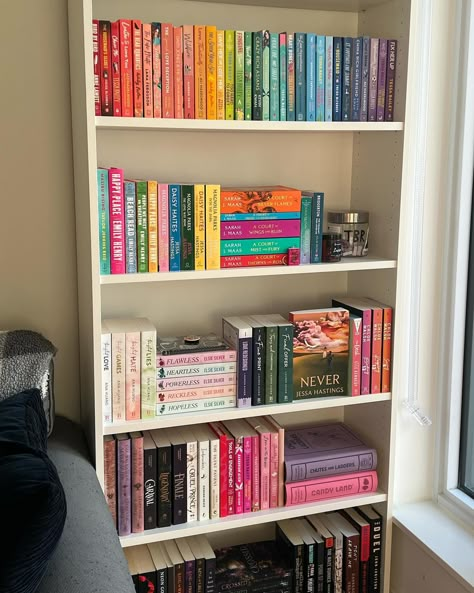 Book Corner Ideas Bedroom, Rainbow Shelf, Book Bedroom, Reading Bookshelf, Bookshelf Aesthetic, Bookshelves In Bedroom, Bookshelf Inspiration, Library Inspiration, Bookshelf Organization