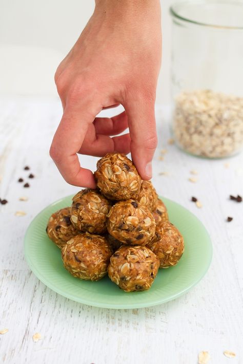 Peanut Butter No Bake Energy Balls - Eating Bird Food // A granola bar in ball form, these peanut butter no bake energy balls require only one bowl, eight ingredients and about 10 minutes of hands-on prep time. You’ll love having them as a portable snack option! No Bake Energy Balls, Oatmeal Energy Bites, Peanut Butter Energy Balls, No Bake Energy, Eating Bird Food, Food Healthy Recipes, Peanut Butter No Bake, Energy Ball Recipe, Peanut Butter Roll