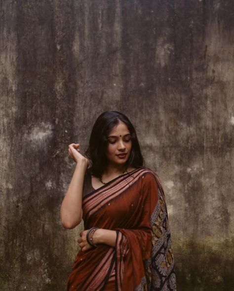 Vintage India Aesthetic, Hidden Face Aesthetic, Girls Dpz Stylish, Aesthetic Saree, India Aesthetic, Friendship Photography, Fashion Model Poses, Saree Poses, Stylish Aesthetic