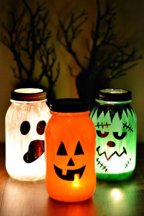 Epic Halloween decor! Mason Jar Halloween Crafts, Halloween Lanterns Diy, Glow Halloween, Dekorasi Halloween, Halloween Jars, Halloween Mason Jars, Homemade Halloween Decorations, Adornos Halloween, Halloween Lanterns