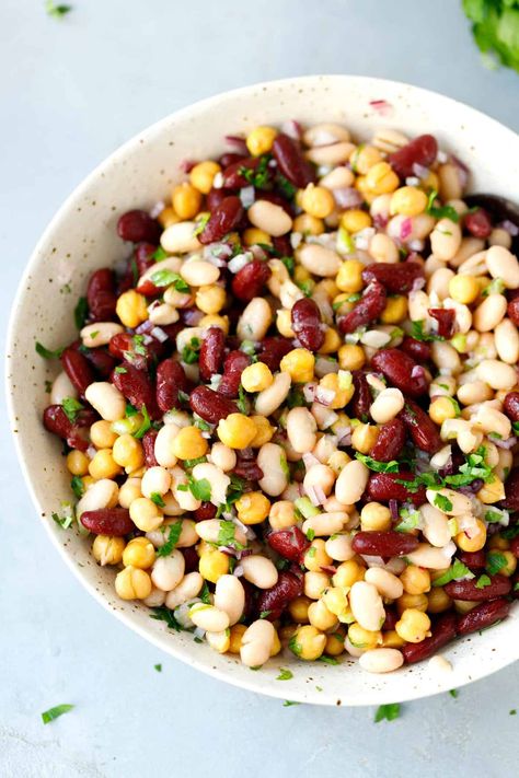 Bean Salad Recipes Easy, Kidney Bean Salad, Cannellini Bean Salad, Easy Mediterranean Recipes, Three Bean Salad, Caesar Salad Recipe, Bean Salad Recipes, Veggie Salad, Healthy Family Meals