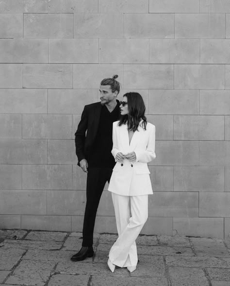 Pant Suit Engagement Photos, White Blazer Engagement Outfit, White Jumpsuit Engagement Photos, White Suit Engagement Photos, Wedding Suit Women Brides, Boss Couple Photoshoot, Black And White Couple Outfits, White Suit Wedding Women, Pre Weeding Pose Photography Studio