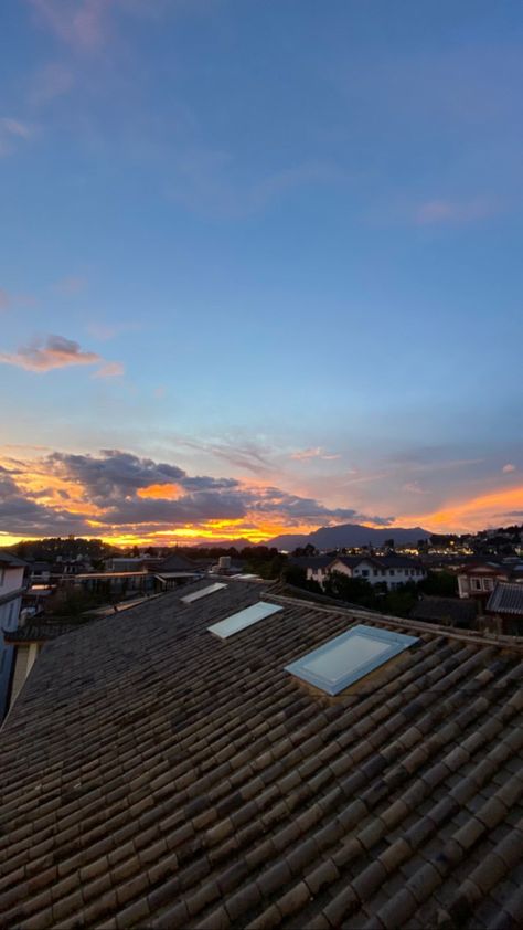 Roof Aethestic, Surviving Summer, Love My Friends, Wallpapers Widgets, Summer Story, Story Aesthetic, I Love My Friends, House Roof, Sunset Painting