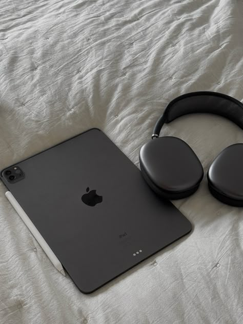 #visionboard #university #ipad #airpods #aesthetic Ipad And Airpods Aesthetic, Ipad Pro Space Grey Aesthetic, Ipad Student Aesthetic, Music While Studying, Ipad Pro Aesthetic, Ipad Headphones, Airpods Aesthetic, Aesthetic Headphones, Apple Aesthetic