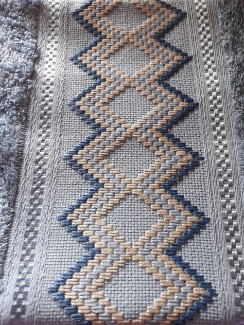 Motifs Bargello, Bordados Tambour, Swedish Weaving Patterns, Stitches Pattern, Bargello Patterns, Bargello Quilts, Bargello Needlepoint, Cross Stitch Fonts, Swedish Weaving