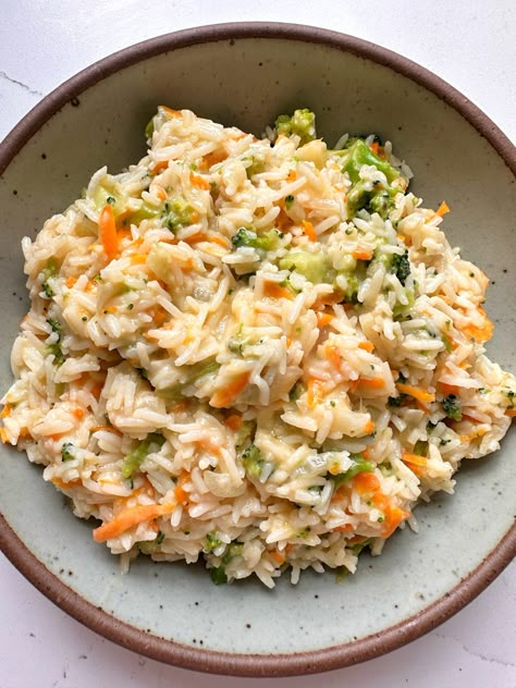 One-Pan Broccoli Cheese Rice - rachLmansfield Pan Broccoli, Rice With Veggies, Broccoli Cheese Rice, Cheesy Broccoli Rice, Broccoli Cheddar Chicken, Yogurt Marinated Chicken, Making Rice, Cheesy Rice, Cheese Rice