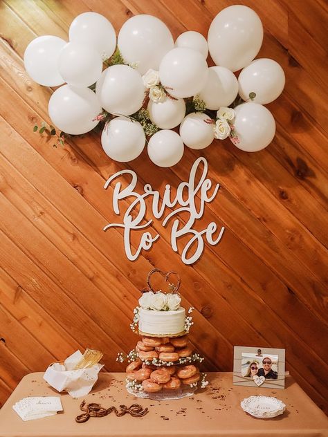 Diy Bridal Shower Cake Ideas, Elegant Bridal Shower Table Decor, Bride House Decoration Ideas, Bridal Shower Ideas Indoor, Bridal Shower Setup At Home, Bridal Shower Easy Decorations, Bridal Shower Ideas White Theme, Bridal Shower In Home Ideas, Bridal Shower Indoor Decor