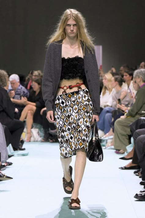 Prada Spring 2025 Ready-To-Wear Collection at Milan Fashion Week Prada Style Outfit, 2025 Runway, Paris Fashion Week 2024, Trendy Fall Fashion, Fall Winter Fashion Trends, Spring Summer Fashion Trends, Fashion Week 2024, 2025 Fashion Trends, Prada Collection