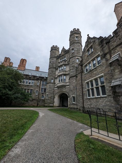 cloudy dark academia studious rainy vibes with a hint of bryn mawr literature and arts and feminism Rainy Vibes, Romanticise Life, Bryn Mawr College, College Vision Board, Bryn Mawr, College Aesthetic, Art College, Let Me In, West Point