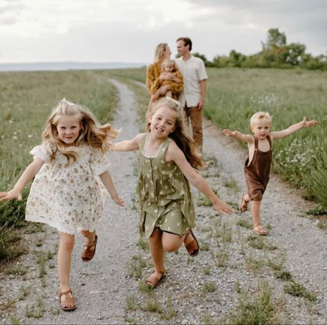 Cute Family Photoshoot Ideas, Family Photos Whimsical, Family Of 6 Picture Poses Sitting, Family Farm Photoshoot Ideas, Family Of 5 Photography Poses, Family Photos With 5 Children, Active Family Photos, Family Of Seven Photoshoot, Family Photos 2 Daughters