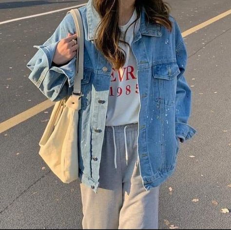 Blue Denim Jacket Outfit, Denim Jacket Outfit Women, Oversized Denim Jacket Outfit, Light Denim Jacket, Jacket Outfit Women, Looks Pinterest, Jean Jacket Outfits, Denim Jacket Fashion, Denim Jacket Outfit