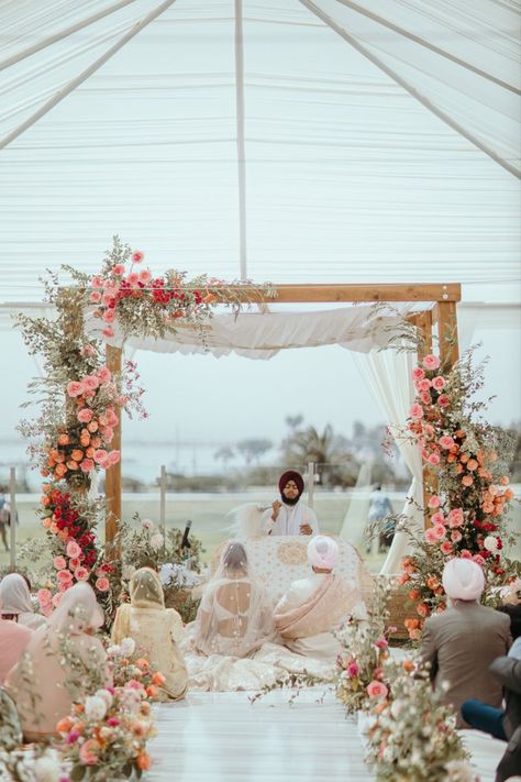 Pastel Pink Indian Wedding, Punjabi Wedding Ceremony, Outdoor Anand Karaj Decor, Indian Wedding Abroad, Punjabi Outdoor Wedding, Indian Farm Wedding, Indian Mandap Decor Outdoor, Indian Wedding Altar, Outdoor Anand Karaj