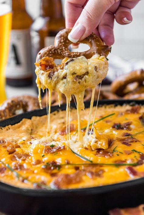 Nacho Dip, Cheesy Snack, Beer Bacon, Bacon Dip, Beer Cheese Dip, Cake Cooking, Bacon Appetizers, Appetizer Dessert, Dips And Appetizers