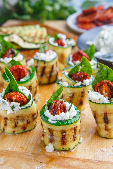 Grilled Zucchini Rollups Stuffed with Lemon-Basil Ricotta and Slow Roasted Tomatoes Zucchini Rollups, Canapes Recipes, Slow Roasted Tomatoes, Decorações Com Comidas, Grilled Zucchini, Dandelion Recipes, Snacks Für Party, Party Food Appetizers, Food Platters