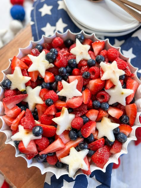 red white and blue fruit salad Fourth Of July Party Food Ideas, Forth Of July Fruit Tray, Red White And Blue Fruit Platter, Forth Of July Fruit Platter, Best Fourth Of July Food, Fruit Salad For Party Summer, Healthy Patriotic Food, Red White And Blue Fruit Skewers, Fourth If July Food