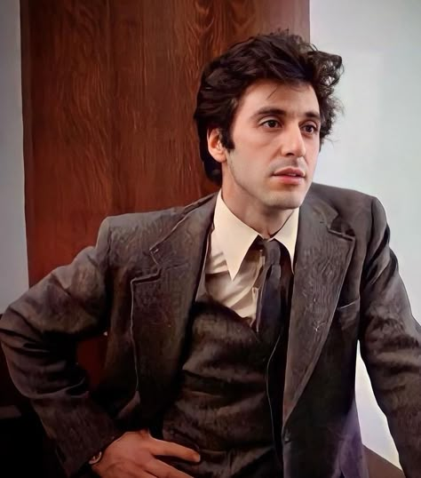 Al Pacino In Godfather, Old Hollywood Stars Men, Al Pacino 80s, 70s Al Pacino, Al Pacino Aesthetic, Al Pacino Heat, Iconic Film Scenes, Al Pacino Godfather, Al Pacino 70s